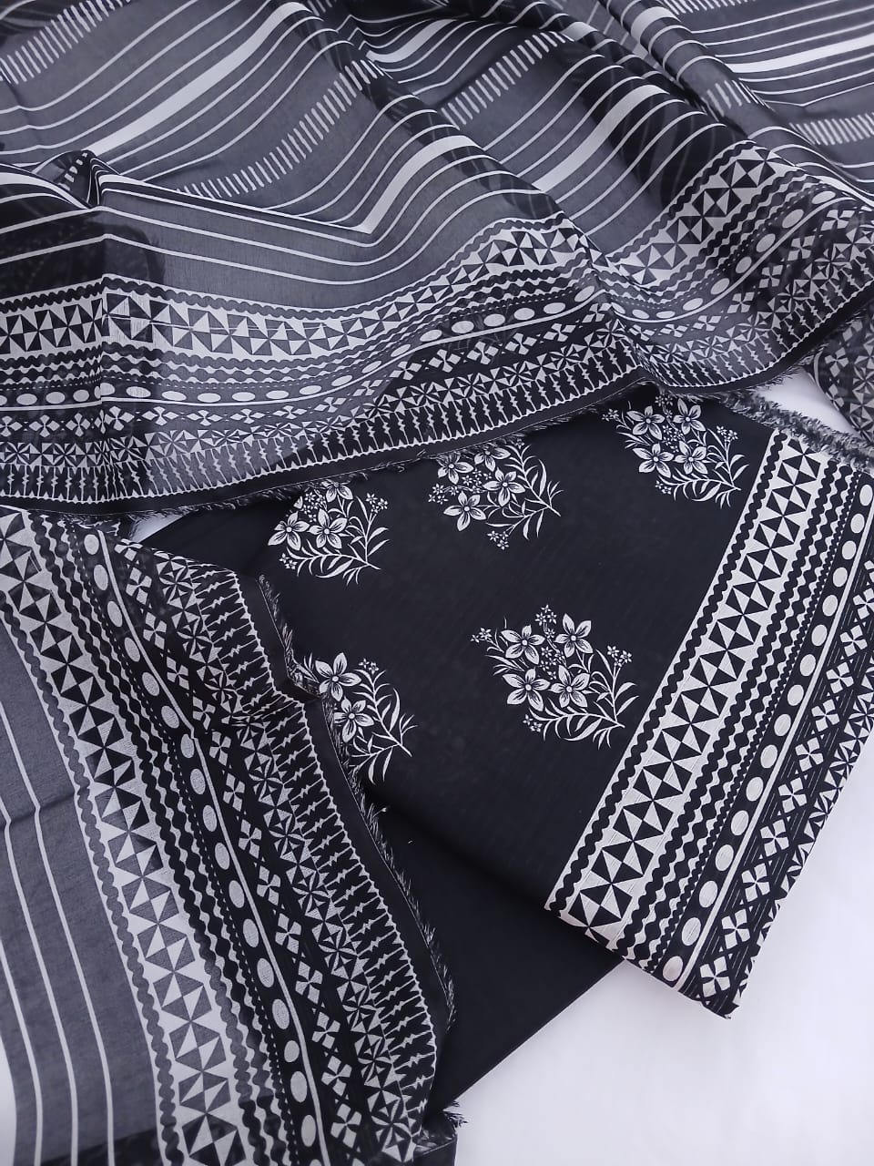 Black 3-Piece Slub Lawn Suit | Pakistani & Indian Style – Aladeen Fabrics