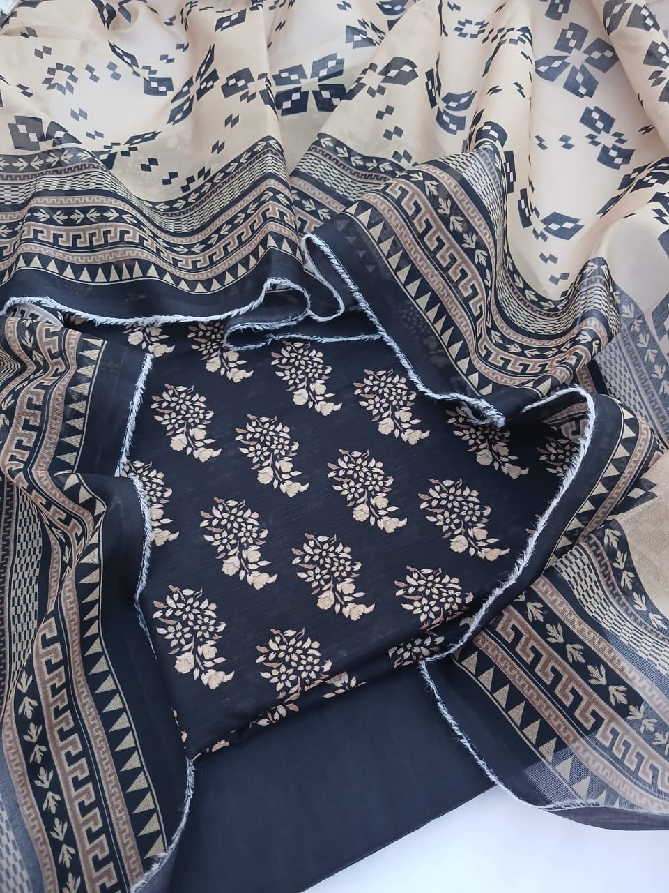 Detailed view of the geometric patterned voil dupatta.