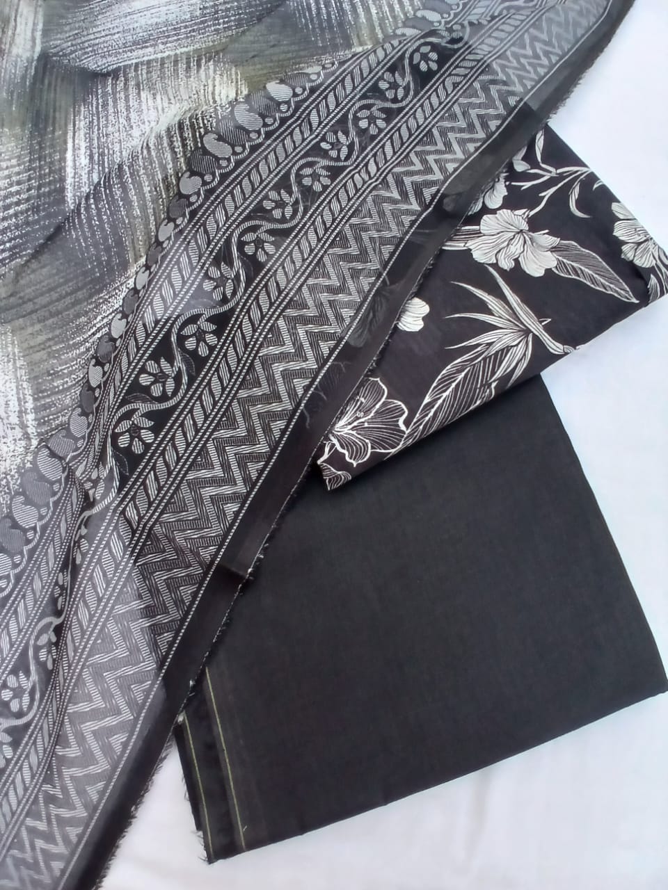 Detailed view of the geometric printed voil dupatta.