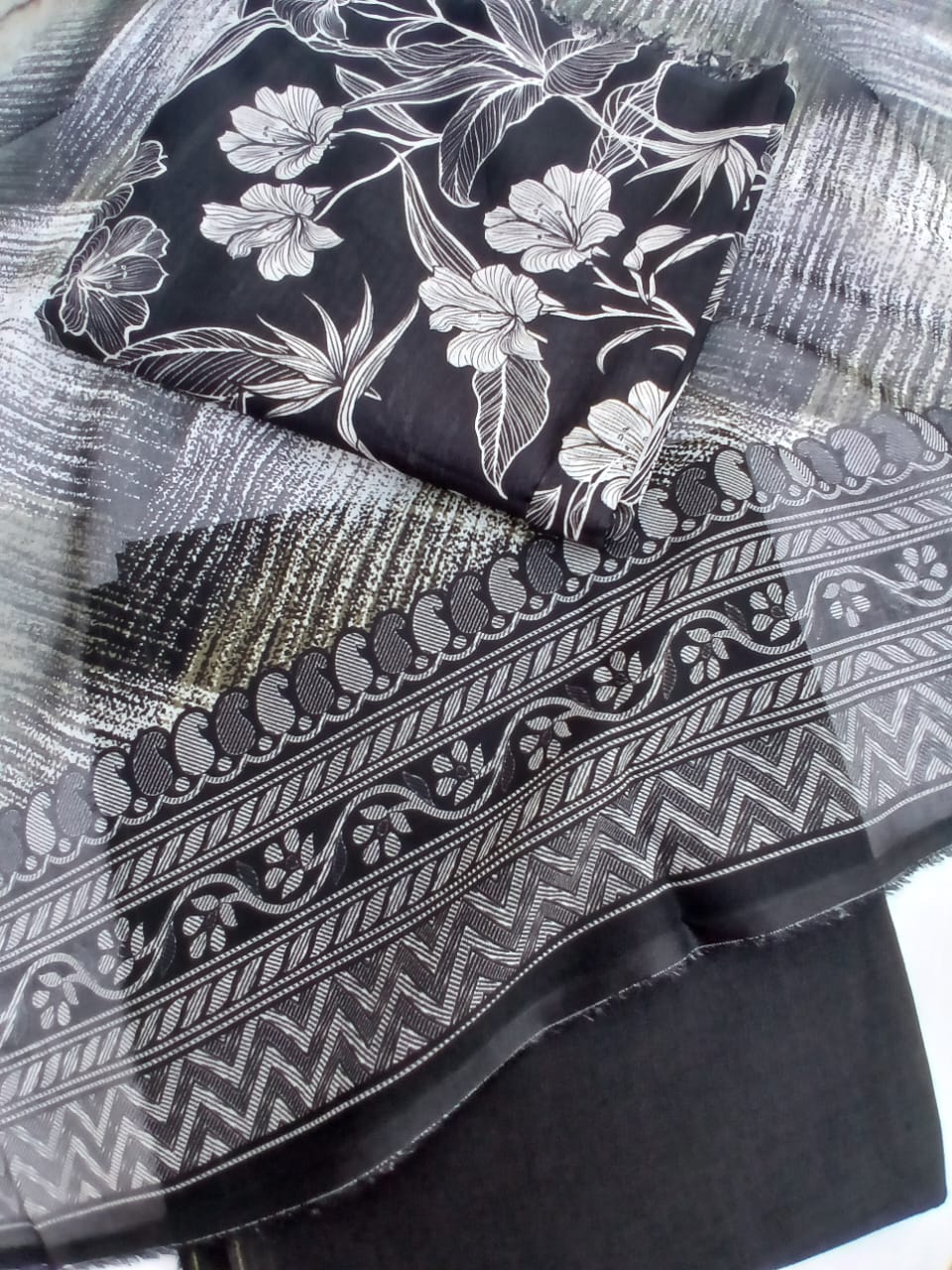 High-quality plain trouser fabric for the 3-piece set.