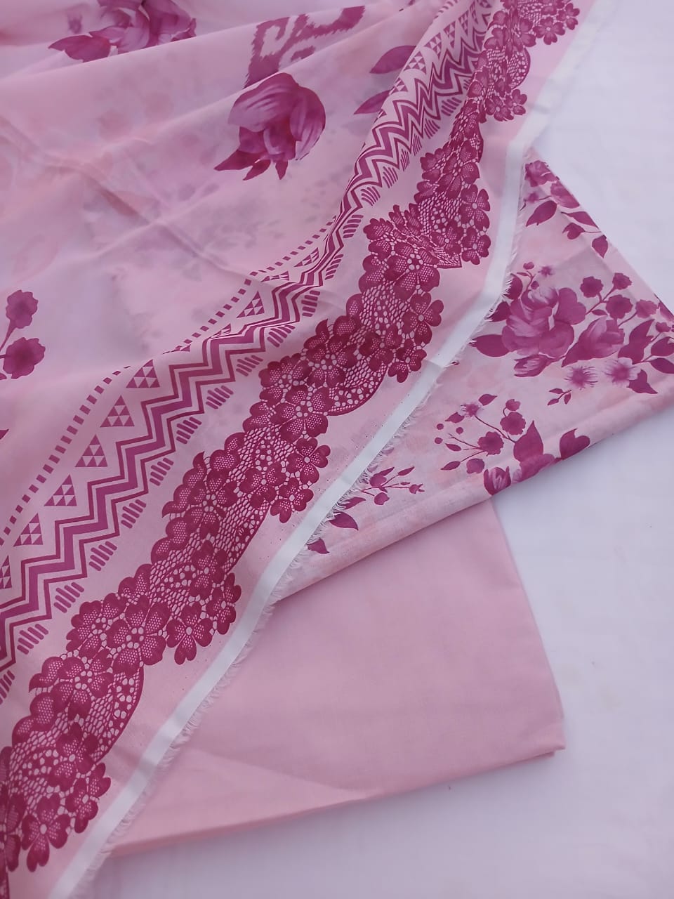 Close-up texture of the printed lawn dupatta featuring geometric chevrons and a mauve printed lace pattern border.